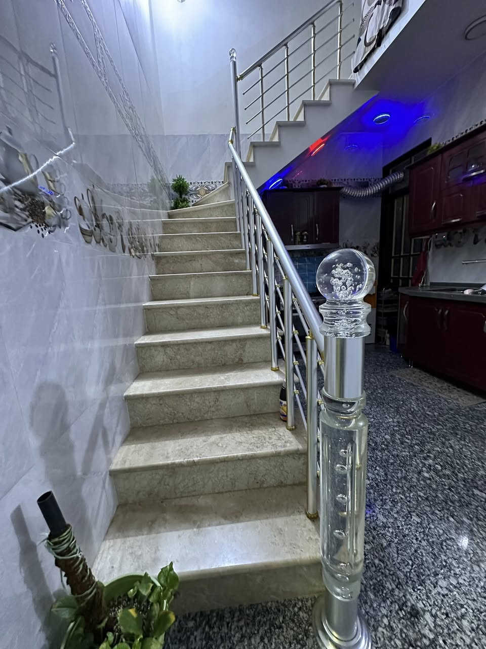 السلام عليكم 
بيت 100 متر زراعي سند 25 للبيع 
كامل طابقين وجاهز بناء حديث خدمات متوفرة مي مجاري كهرباء 

متكون من 3 غرف نوم 
حمامات 3 

موقع البيت : الامين الثانية / سكينة الزراعي مقاطعة 9/2 قرب اسواق خوخة يم مولدة وسام الساعدي القديمة عالشارع العريض البيت بالفرع يكون 

البيت سعرة 124 ومجاله بسيط 

وهذا رقم صاحب البيت للأستفسار ***********

غير متواجد عالفيس اخوان لحد يدخل خاص كل التفاصيل موجودة
