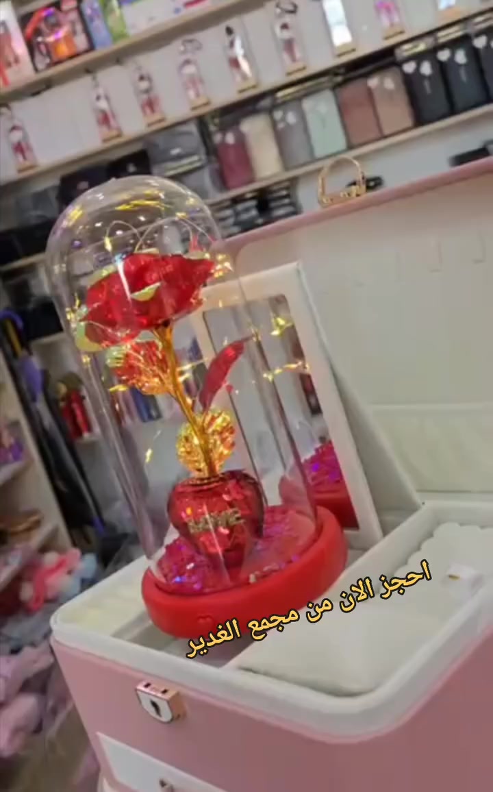 اتوفرت بمجمع الغدير ب 15 الف توصيل لجميع المحافظات للحجز التواصل على الخاص 
لمبة هدية وردة الحب داخل قبة زجاجية بإضاءة LED

الاستخدامات

تُستخدم كلمبة ديكور أنيقة لإضاءة غرف النوم وغرف الجلوس.

هدية مثالية للمناسبات الرومانسية مثل عيد الحب، الخطوبة، الزواج، وأعياد الميلاد.

قطعة ديكور مميزة للمكاتب، الطاولات الجانبية، أو رفوف العرض.

تضيف أجواء دافئة وناعمة بفضل إضاءة LED الداخلية.

مناسبة للتزيين الليلي بدون إزعاج للعين.

المميزات

تصميم وردة داخل قبة شفافة مستوحى من وردة “الجميلة والوحش”.

إضاءة LED داخلية ناعمة تمنح لمسة رومانسية جذابة.

يعمل على البطاريات (لا يحتاج توصيل كهرباء مباشر).

قاعدة ثابتة بتصميم أنيق ومقاوم للانزلاق.

الوردة مصنوعة من خامة زخرفية لامعة بألوان متعددة.

حجم عملي مناسب للطاولات والديكور الداخلي.

استهلاك منخفض للطاقة وعمر إضاءة طويل.

محتويات الصندوق

لمبة هدية وردة داخل قبة شفافة.

علبة كرتونية مخصصة للتغليف والعرض.

الملاحظات

قياس الكارتون:

- الطول: 11 سم
- العرض: 11 سم
- الارتفاع: 21.5 سم

قياس المنتج:

- قطر القاعدة: 11 سم
- الارتفاع: 22 سم

الألوان والتصاميم قد تختلف حسب المتوفر.

البطاريات غير مشمولة.


**إذا كنت صاحب هذا الإعلان وتريد حذفه لأي سبب، رجاءا أرسل رسالة إلى الدعم الفني**