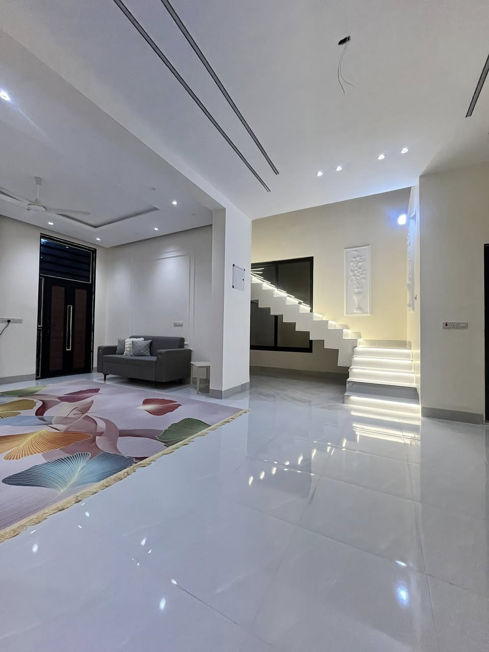 السلام عليكم دار لبيع  حي المرتضى مساحه 200متر البيت رفت 40 سم طابوك الأحمر غرفتين نوم وحده 4ب4 ولثانيه 5ب5ونص صاله 5ب4ستقبال 5ب4صحيات درج مكسر كراج سياره وبي نواقص قليله السعر ب 110 وبي مجال الرقم ***********
