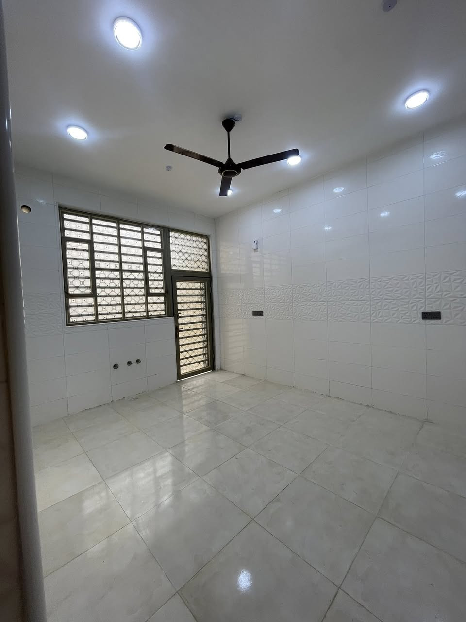 #بيت #اكسبلور. #الجميع #للبيع

📍موقع مميز ع شارع العام نهرخوز الطريزاويه 
✅مساحه 200 متر   
✅بناء البيت كامل طابوق 

يحتوي ع غرفتين وصالتين ضيوف و مطبخ وديوان خارجي وكراج كبير يسع يسارتين وصحيات داخليه وخارجيه 

سعر 140 وبي مجال 
*********** - ***********
