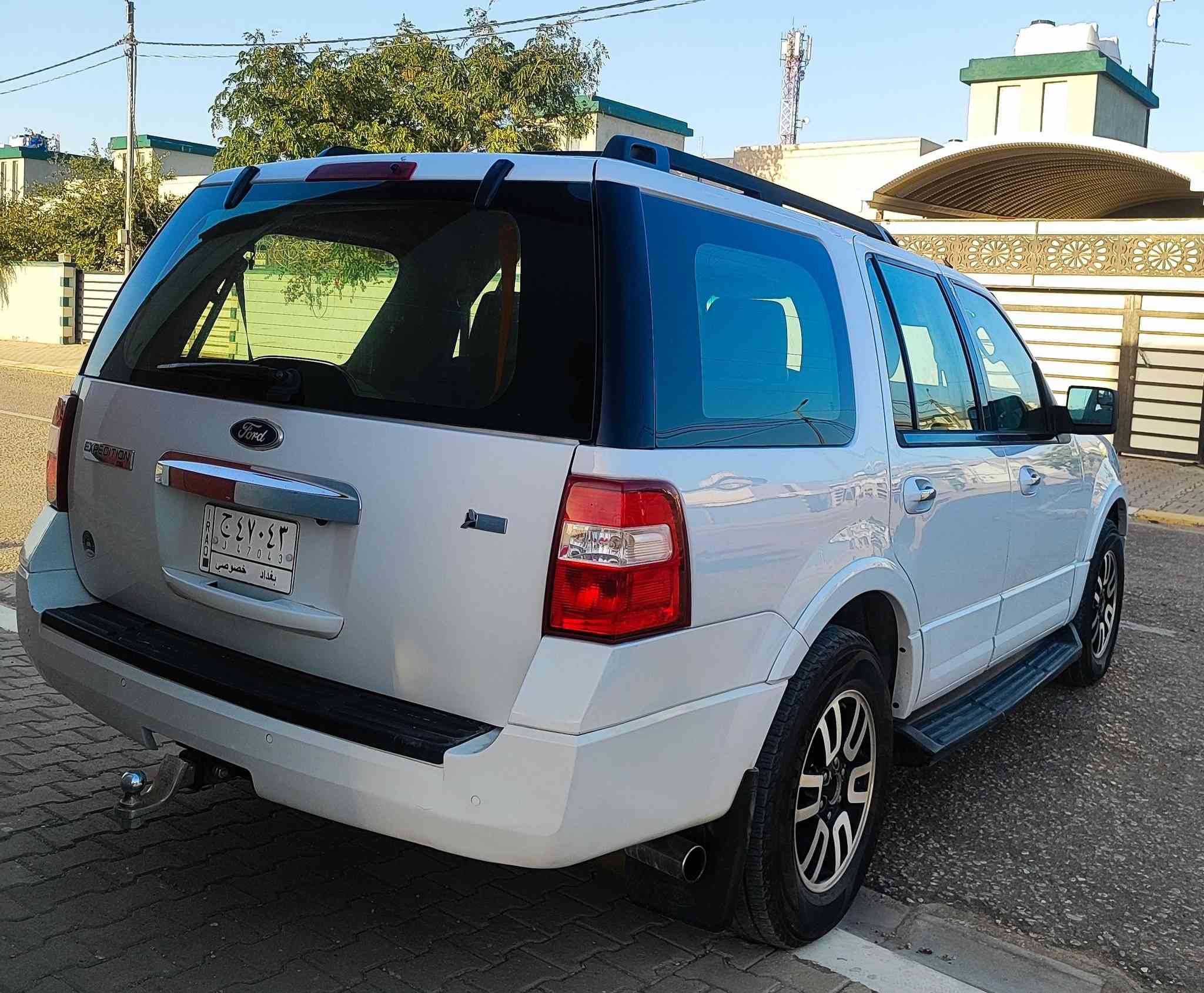 السلام عليكم
فورد اكسبيدشن موديل 11 وارد خليجي نيفا 
السيارة نظيفة جداً (ليرة)
ومكفولة ماعدا الدحجات الي بالچاملغ والي بباب الورة مثل مواضحة بالصورة
تحتوي على منظومة غاز
شاشة
سيستم كاميرات
مري كهرباء
تحكم ستيرن
كشن السائق كهرباء 
والخ من مواصفات الفورد المعروفة
السيارة رقم وطني بإسمي تحويل مباشر بدون تأخير
السعر (145) 
للتواصل
***********
