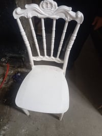 اخوان عندي ٤ من هاذ الكراسي واعندي همينه سنك كامل   وعندي ميز تلفزيون ...