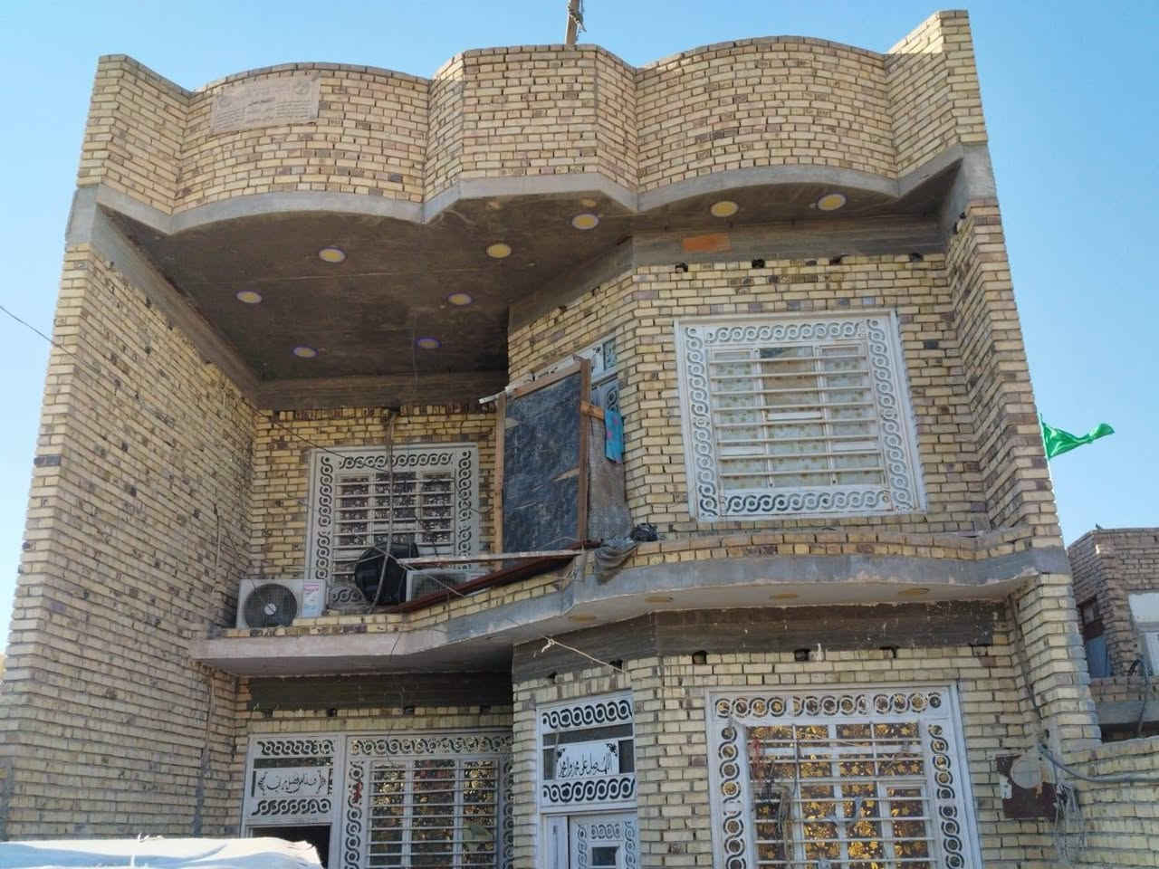 السلام عليكم بيت للبيع المكان الماجديه ع سده قرب محطه ماي ارو مدخل البستان
يحتوي على طابقين الطابق الاول غرفتين +صاله+ديوانيه معزوله

الطابق الثاني 4 غرف +صاله+صحيات كامله للاستفسار الاتصال ع الرقم) (***********)

