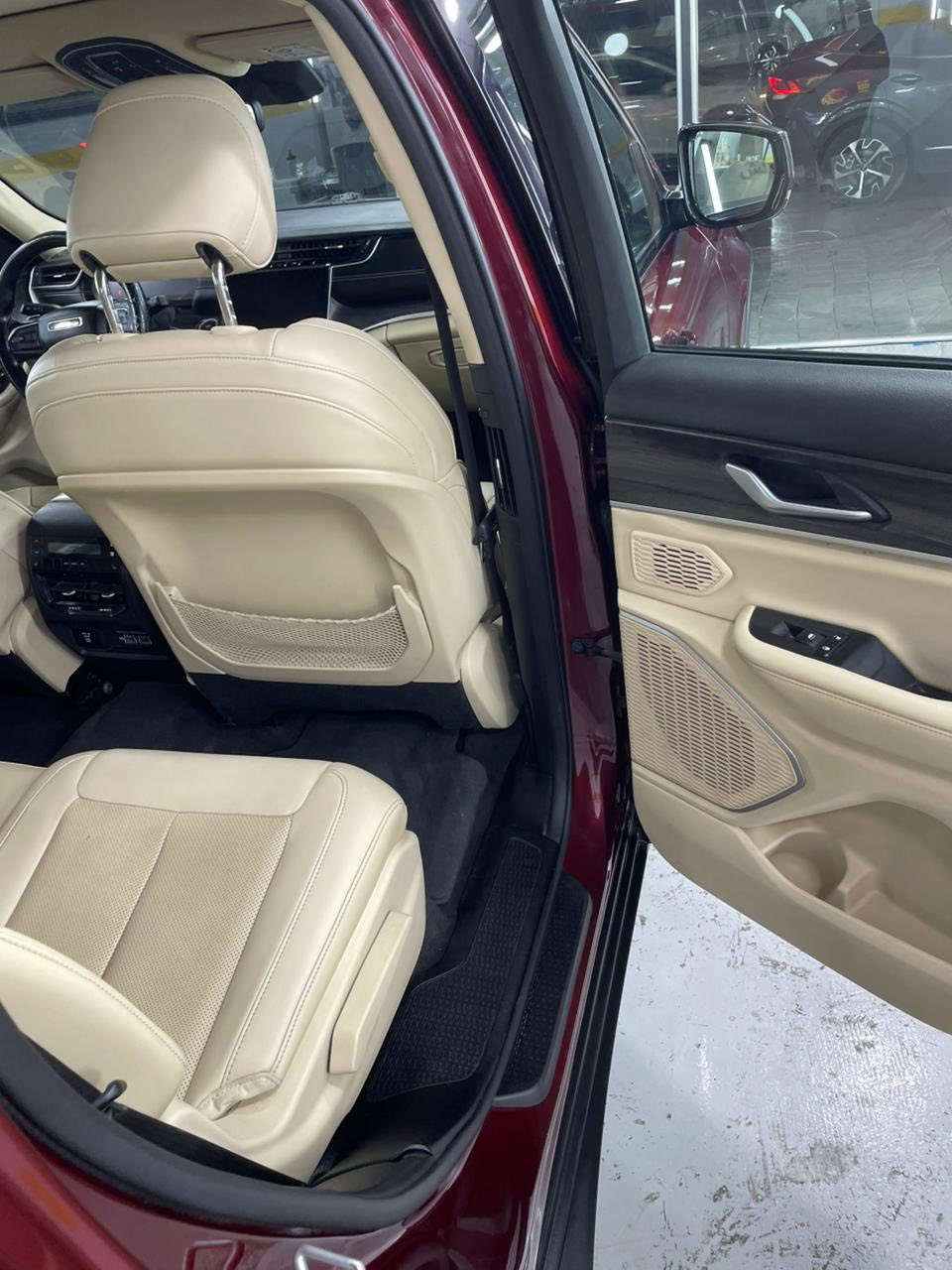 سلام عليكم جيب ٢٠٢١
٧ راكب بيه حالوب وبارد بل باب الخلفي عكس السايق ماشيه ٦٥كيلو متر فول مواصفات السعر ٣٢٠وبيها مجال للتصال ***********
