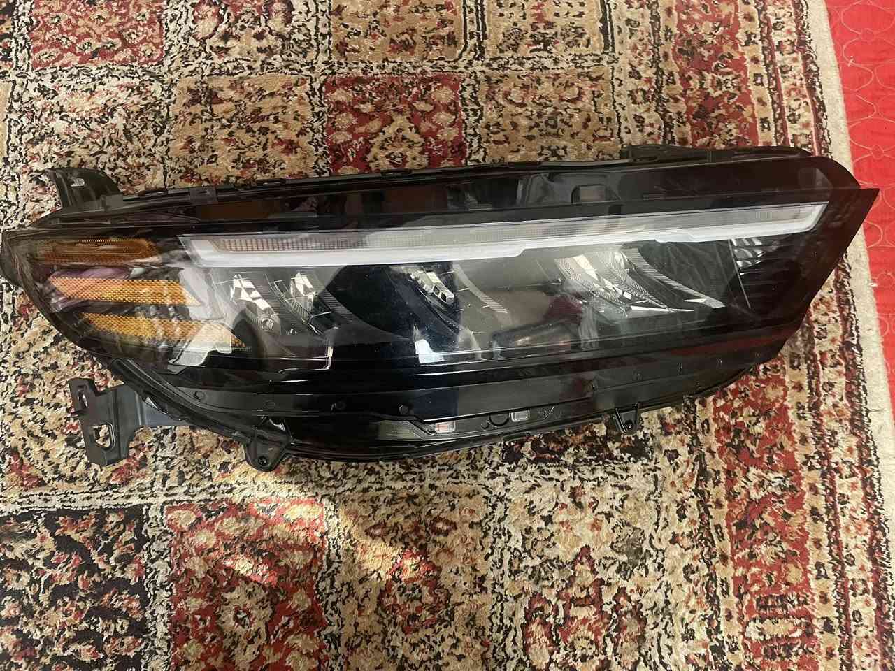 السلام عليكم لايت اصلي بدون تصليح جديد كلش نضافه 💯 السعر ٣٥٠ $قفل منفاخ جديد ١٠٠الف مكاني حي العدل***********
