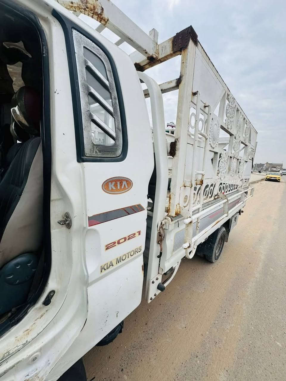 كيا بنكو 2700سياره جاهزه من كلشي رقم اربيل تريد تحويل تريد وكاله موديل 2010 تدفئه  كير مكينه جديده حداديه جديده كهربائيه جديده سياره مجهزه على اخر حبايه مال جناي السعر85 وبيه مجال مكاني بابل رقمي ***********
