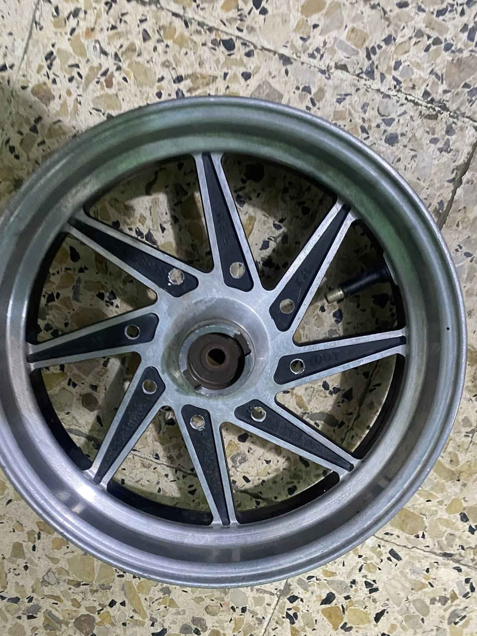 السلام عليكم 

عندي زوجين ويل نجمة فول نضافة  واحد مزرف جمالية والثاني شكل بلاد الزوج 25قفل جاي ينباع جديد ب45. وهذا العندي اخو الجديد 

وعندي زوج تايرات بالة اصلي شرط النضافة ما مشدود ابد 
الخلفي عريض يفيد دراجات المزودات سعر التك 15 قفل  

🧏🏻‍♂️مكاني ميسان نهاية شارع بغداد قرب الأسواق المركزية


**إذا كنت صاحب هذا الإعلان وتريد حذفه لأي سبب، رجاءا أرسل رسالة إلى الدعم الفني**