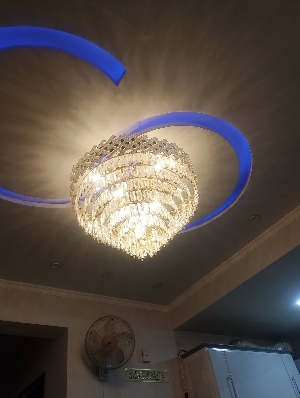 مرحبا للبيع
عندي ثريا صار سنة من اخذتها
قطرها 80 سم وضخمة
بيها يمكن 16  او 18 مكان كلوب
اخذتها بوقتها من الاعظمية ب300
اريدها ب 150 قفل
بغداد/الشعب
***********
