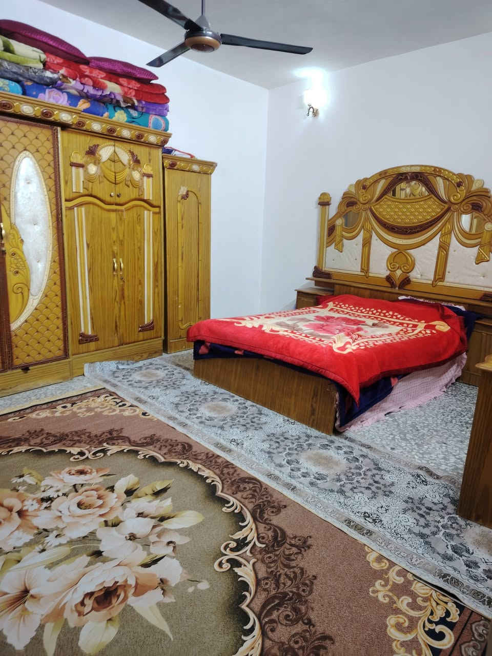 سلام عليكم بيت للبيع في حي الأمير قرب شارع البحيره كل الخدمات موجوده مساحة {90 متر يحتوي صاله 11متر وغرفت نوم 5×5 ومنور وحمام ومساحته حوش نوع العقار سند 25 زراعي سعر 32 بي مجال للاستفسار ***********
