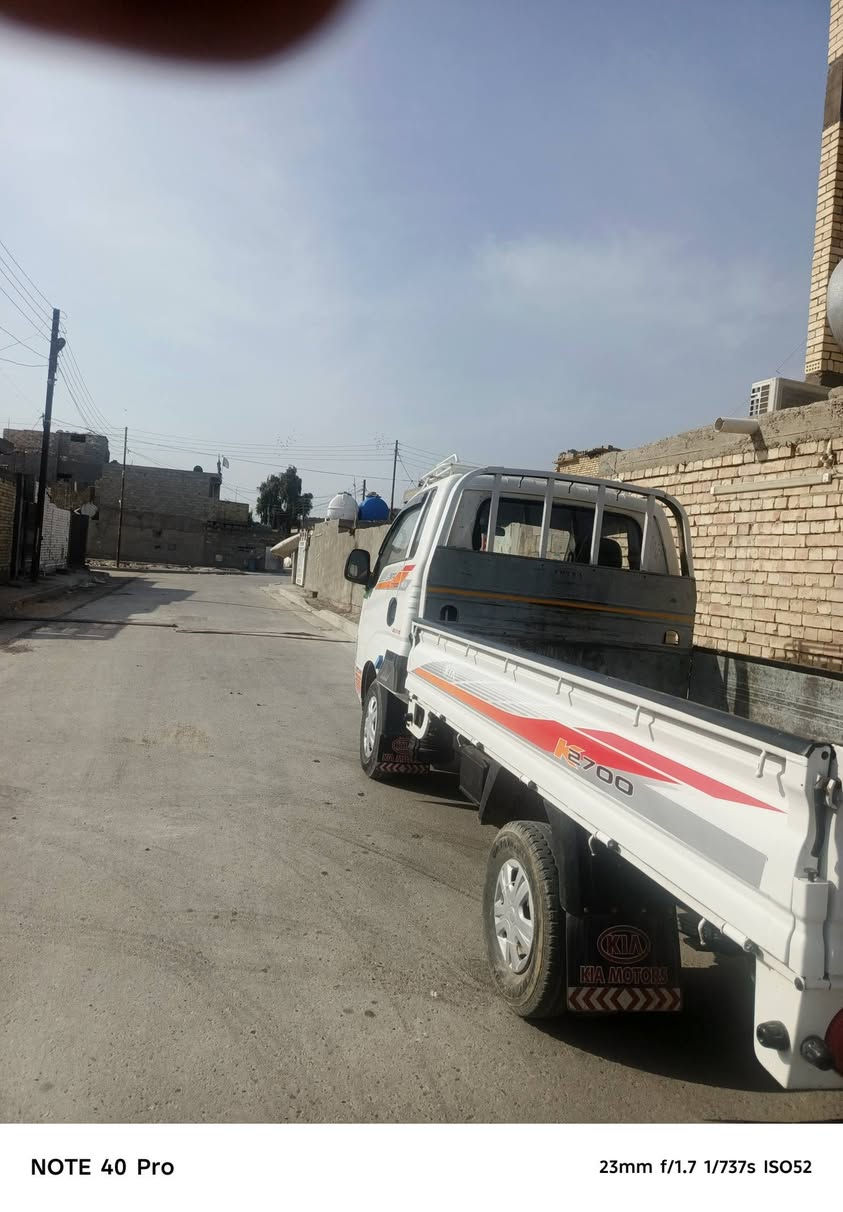 السلام عليكم للبيع سيارة كيا حمل موديل 2016رقم ديالى سنويه جديده مكينه كير خير من الله كشر كلش نضيف السعر 110 وبينه مجال بسيط الرقم ***********
