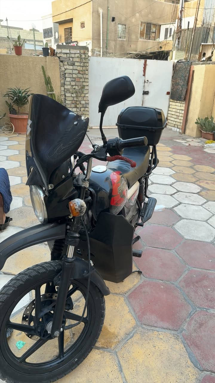 مرحباا اخوتي العزاز شونكم دراجه بوكسر مديل 2022 فول فول فول نضيفه مال موظف من بيت الدوام فقط دراجه نكره سلف وحلوه مثل ما موضحه يمكم رايدها ب 1750 وبيها مجال كلش كلش بسيط ***********
