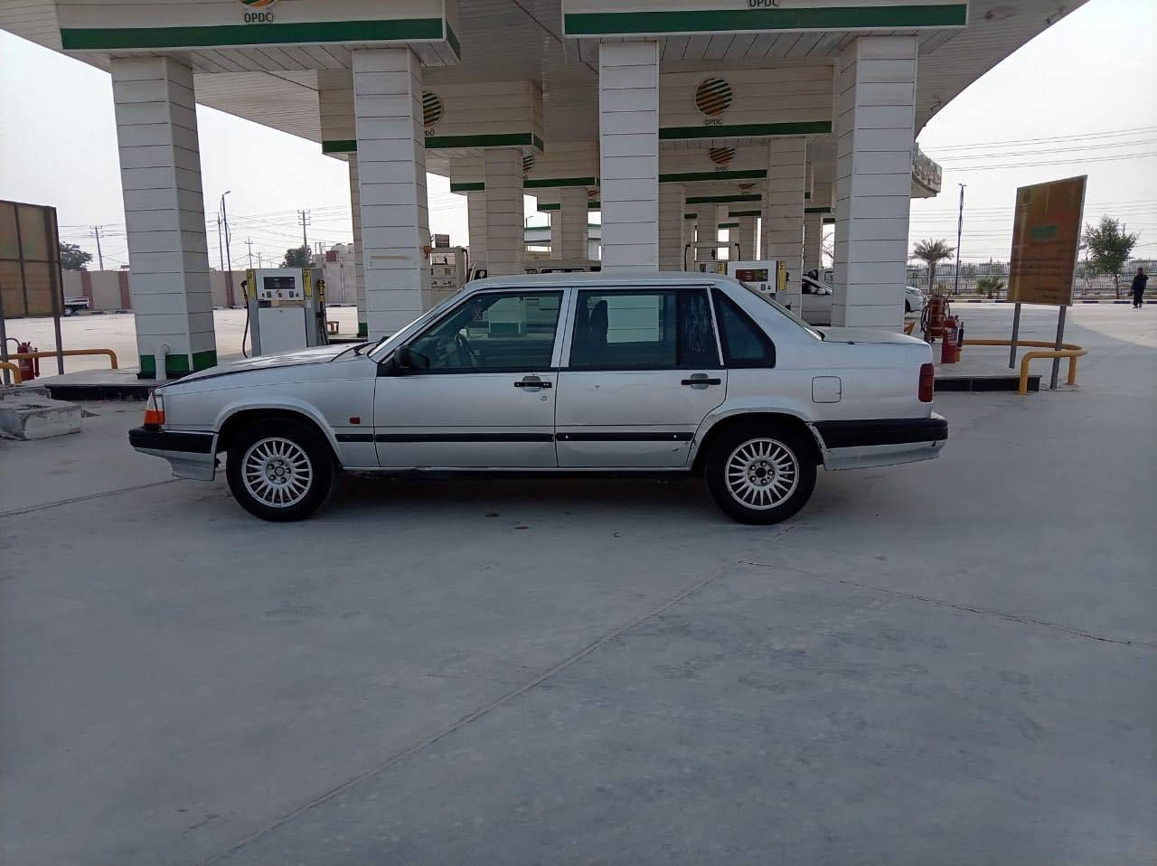 السلام عليكم
فالفو حجم 940 المرغوب رقم بغداد الماني مكينه  وكير جدد توني شادهن ماالحاويه  مكفولات بالكارتون شرط مداور 
لاتوجد غرامات السياره 
بلاديه مابيهه قطره صبغ 
عضمته حلوه وكاعده السياره مال جناي  عوزهه شويه ترتيبات وصبغ السعر ٤٥$ وبيهه مجال قليل    ***********
