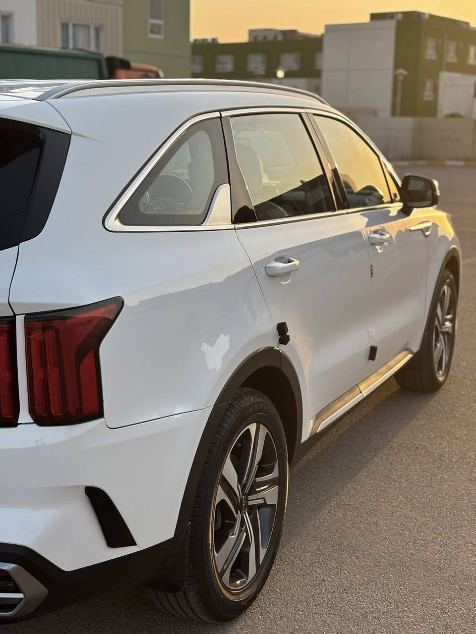 للبيع كيا سورينتو 2022 وارد خليجي
🚗 المواصفات:

* كيا سورينتو موديل 2022
* محرك 2.5 لتر (4 سلندر)
* دفع أمامي (FWD)
* لون أبيض
* وارد خليجي
* عداد 85,000 كم
* فول مواصفات (بدون سقف بانوراما)
* تشغيل بصمة وستارت
* شاشة معلومات وترفيه كبيرة
* Apple CarPlay و Android Auto
* كاميرا خلفية وحساسات
* مثبت سرعة
* مقاعد جلد
* تحكم كامل من المقود
* إنارة LED
* جنوط ألمنيوم
* مكيف أمامي وخلفي
* 7 مقاعد

*السيارة رقم أربيل تريد تحويل تريد وكاله ماكو مشكلة

*ملاحظات السيارة:قبق الصندوك مفتوح  وبيها بارد بباب الراكب معدل موضح بالصوره وباقي السيارة كلها بحالة الوكاله تخم تاير جديد والسيارة نظيفه وعلى آخر حبايه 

✅ السيارة بحالة ممتازة والاستعمال شخصي.
✅ جميع الصيانات الدورية مجراة بانتظام.
✅ جاهزة للفحص للجادين.

📍:موقع السيارة بغداد/بسماية

📞 للتواصل: (***********)
💰 السعر: (240$)بيها مجال
