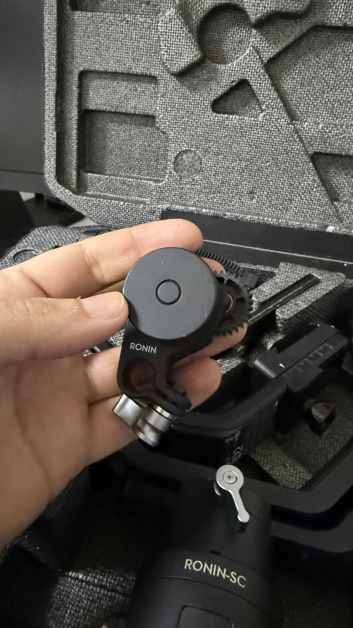 Dji Ronin SC Combo
وەک لۆک وایە زۆر کەم بەکار هێنراوە
هەموو پێداویستییەکانی لەگەڵە
نرخی ١٩٠ هەزار
لە سلێمانیم 
*********** whatsup
