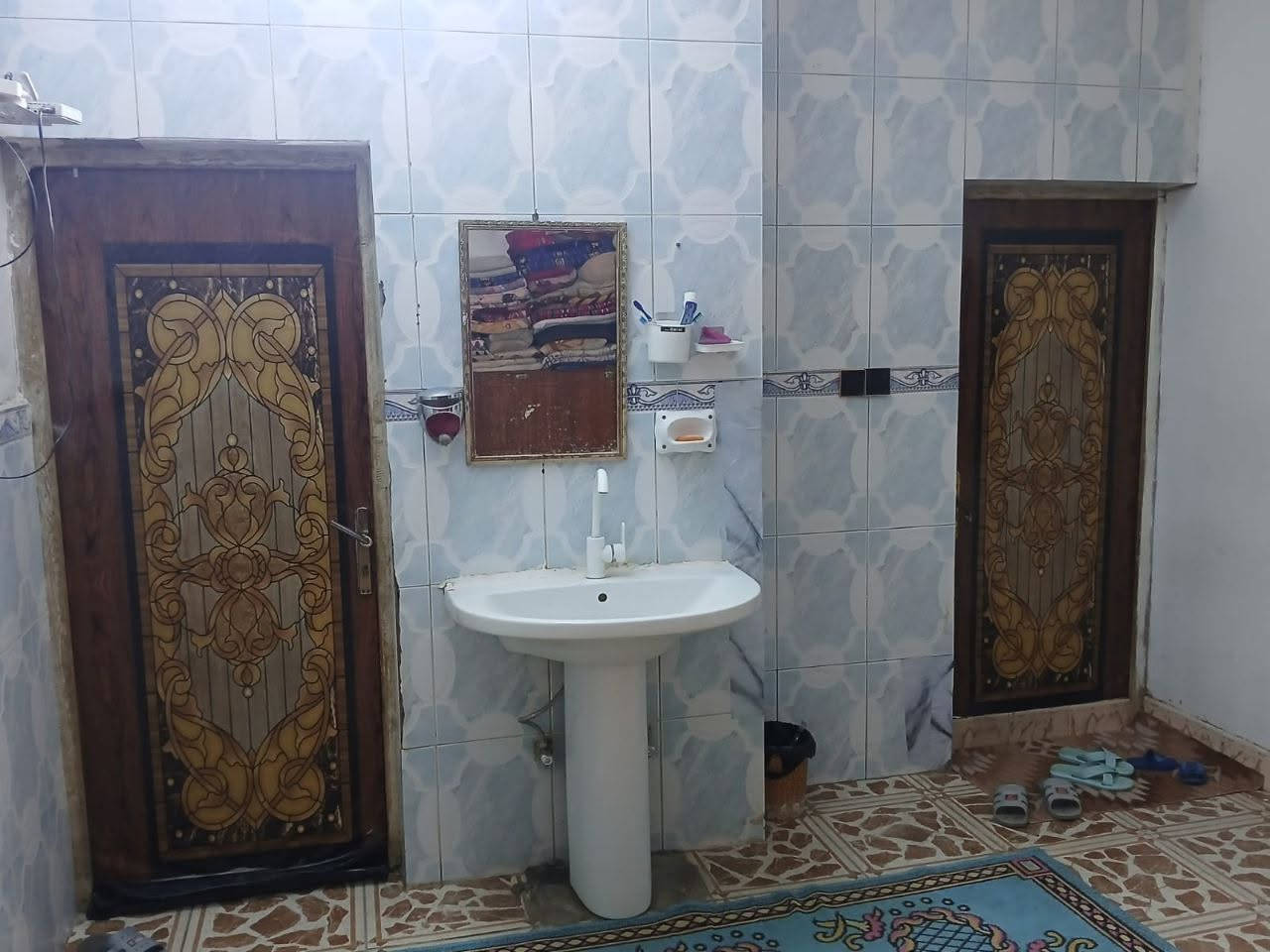 السلام عليكم

بيت للبيع طابو صرف المساحة 206 متر طابق واحد

استقبال و مطبخ و صالة و غرفتين نوم

حمام وتواليت داخلي \ حمام وتواليت خارجي

العنوان: حسينية الراشدية - مسقط - شارع العقيد علي / قرب حسينية الحسن المجبتى

السعر: 95 مليون وبيه مجال

رقم التلفون: ***********
