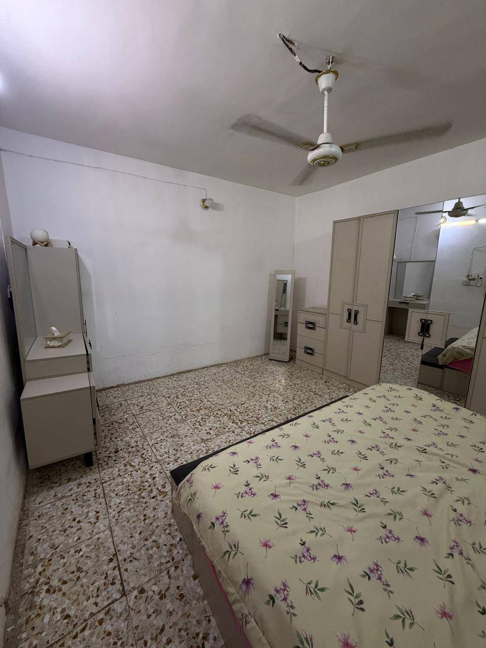 🏠 بيت 50 متر بسعر ٥١ مليون 
بيت بلوفاء شارع ١٥ تبليط قرب بانزين خانه مساحه ٥٠ متر خلفي دولان طابقين يتكون طابق الاول  غرفت نوم وصالة وحمام وطابق 2غرفه ومطبخ وحمام   بناء شيلمان بيع مباشر اني صاحب البيت تواصل وتساب ***********
