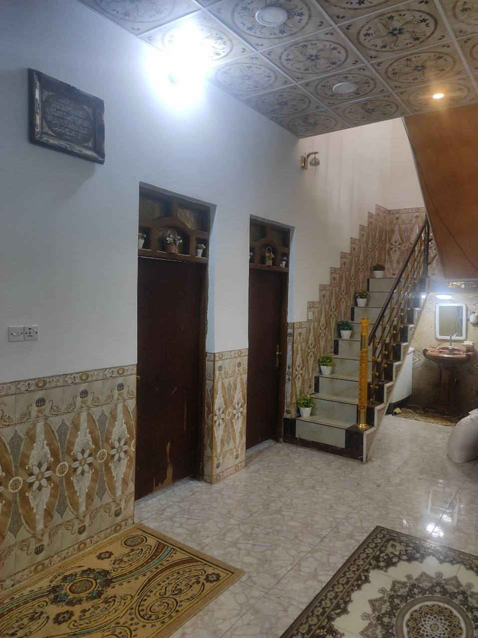 بيت للبيع مساحه 250 طابو في حي المعراج قريب بيت المرحوم  سعد فزاع مقابيله ساحه. منطقه كامله مجاري و جاي يشتغلون ارصفه بقه بس تبليط...  مكون البيت من طابقين طابق الاول غرفتين وصاله ومطبخ  حار و بارد و صحيات خارجيه و داخليه و كراج سياره و استقبال و  محل تابع للبيت .. الطابق الثاني مكون من 3 غرف و صاله و صحيات .. السطح اوزوكام ...  استفسار اتصال برقم . ***********
