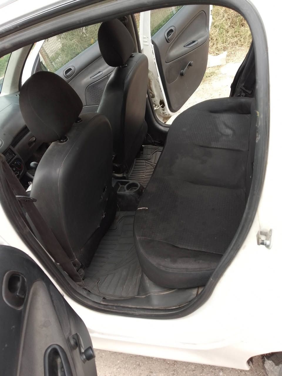 السلام عليكم بيجو للبيع رقم بغداد انجليزي مكانها بغداد سياره نظيفه وحلوه تبريد صدر جديد صدر امامي خلفي جديد سياره دوشه جديده امامكم بالصوره ***********
