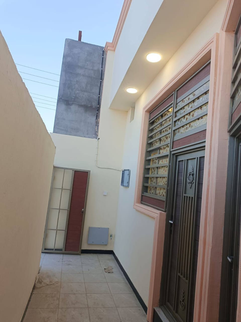 🏡 يتوفر دارين سكن للبيع ✨

🏗️ بناء حديث شغل درجة أولى
📅 سنة البناء 2026
📐 مساحة كل دار 105 متر
🛣️ على شارع 12 متر تبليط

⚡ جميع الخدمات متوفرة:
💧 ماء
⚡ كهرباء
🏫 مدارس قريبة

محتويات كل بيت:
🪑 ديوانية
🛋️ صالة
🍴 مطبخ
🛏️ غرفتين نوم
🪟 مناور
🚿 صحيات داخلية وخارجية

📄 نوع العقار:
طابو ملك صرف زراعي باسم عراقي سند 25

📍 العنوان:
أبي الخصيب – العوجه
شارع المقيمين قريب على شارع العوجه الرئيسي

💰 سعر كل بيت 65 مليون وقابل للتفاوض

للاستفسار أكثر يرجى التواصل أو زيارة مكتبنه:
📞 ***********
📞 ***********

مكتب ساني للاستثمار العقاري 🤍
