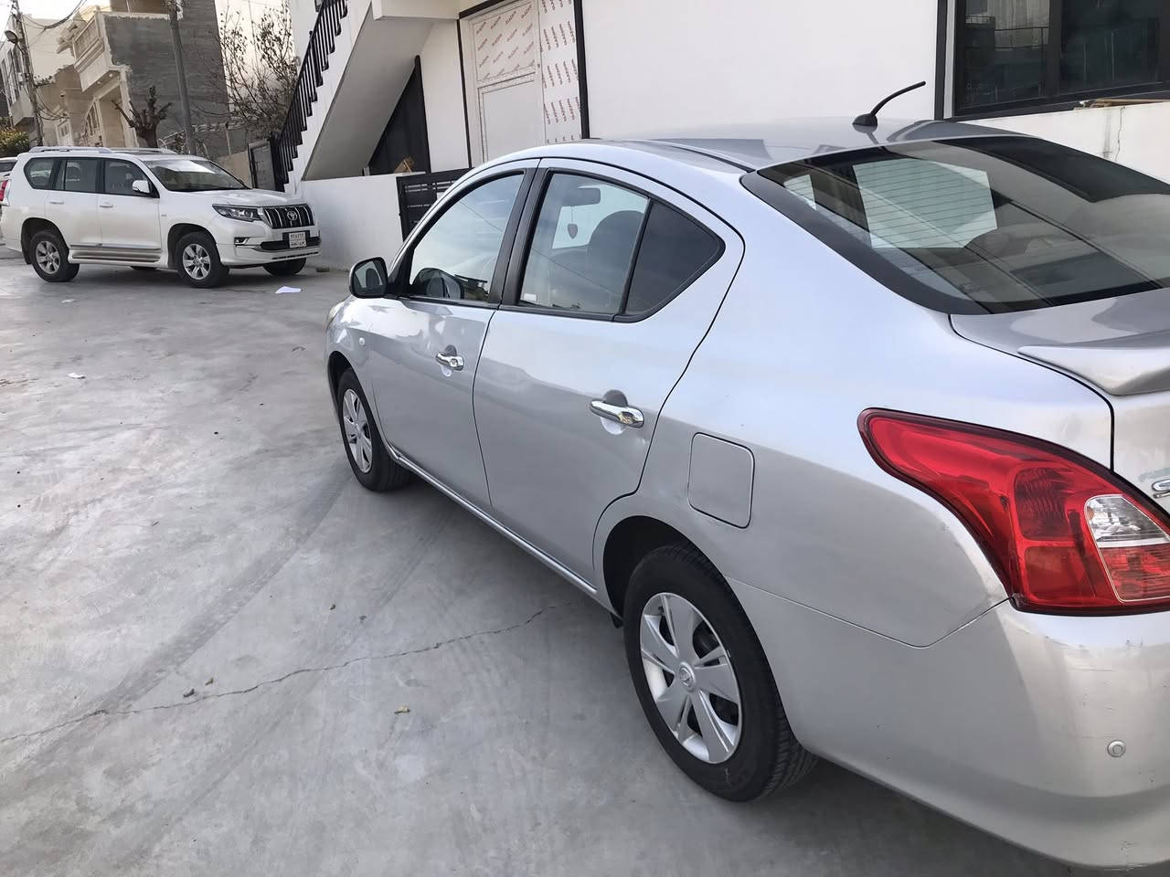 نیسان سەنی لاکشمیبای هندی مۆدێل 2017 گێڕ ئۆتۆماتیک سلڤەر ڕەقەم هەولێر بێ بۆیاخ تەنها سێ شوێن ساردی هەیە گێڕ و مەکینە و تەبرید و تەحویل و غەرامە بە شەرت سعر 96 و مەجال شوێن سلێمانی 
***********
***********
کۆڕەک واتساپی هەیە 

نيسان صني هندي موديل 2017 گير اوتوماتيك رصاصي رقم اربيل بدون اي صبغ فقط ثلاث مكانات بارد گير و مكينه وتبريد وتحويل و الغرامه بشرط السعر 96 و مجال المكان السليمانيه والتصال على هذا الارقام الي مسجله فوك والكورك بي واتساب
