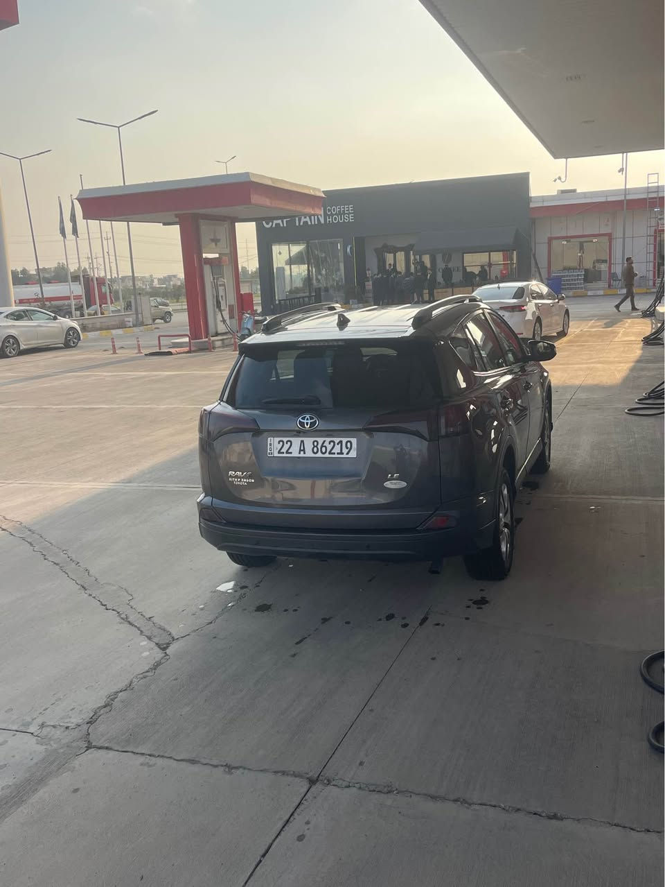 Rave4 2017 LE 
رەقەم هەولێر 
ڕەنگی فیلی
٤ تایەی تازەی لە ژێرە
فەحس و هەزە سەنەوی تازەیە بە ناو خۆمانەوەیە
گێر و مەکینەی بە شەرت
تەبرید و گەرمی ئیشەکا
کامیرا و شاشە و تەحەکم ستێرن
١١٠ هەزار ڕۆشتووە
یەک جاملغێکی بۆیاغە باقی بە شەرت
سەیارەکە سەیارەی ماڵە لە کەرکووکە
سعری ١٦٠ و مەجال و گۆڕینەوەش ئەکەم
*********** كركوك, العراق
