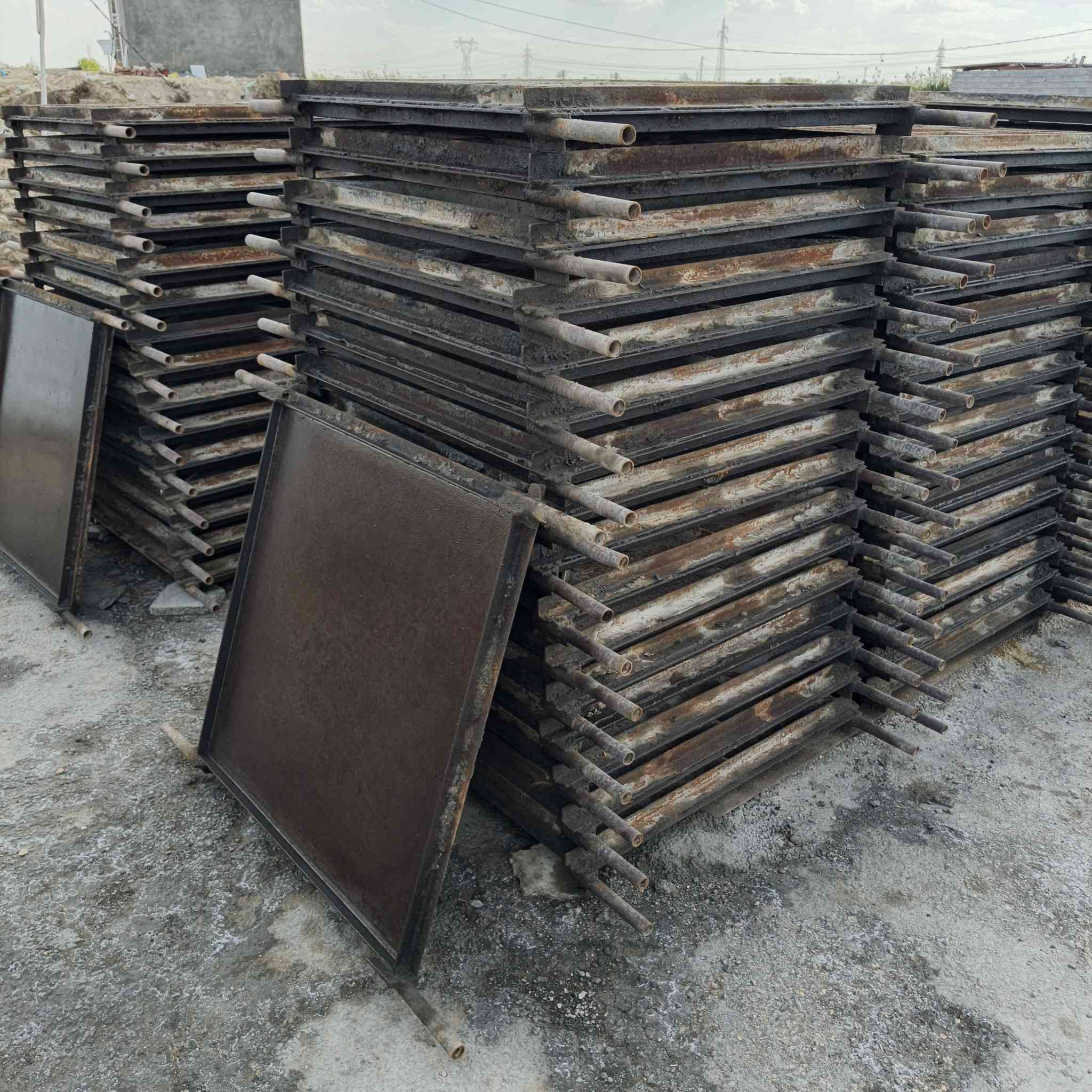 قوالب اشتايگر للبيع العدد 146 ..80×80.سمك 3س  جوين رفيع السعر ٢٥ المكان الرميثه رقم ***********
