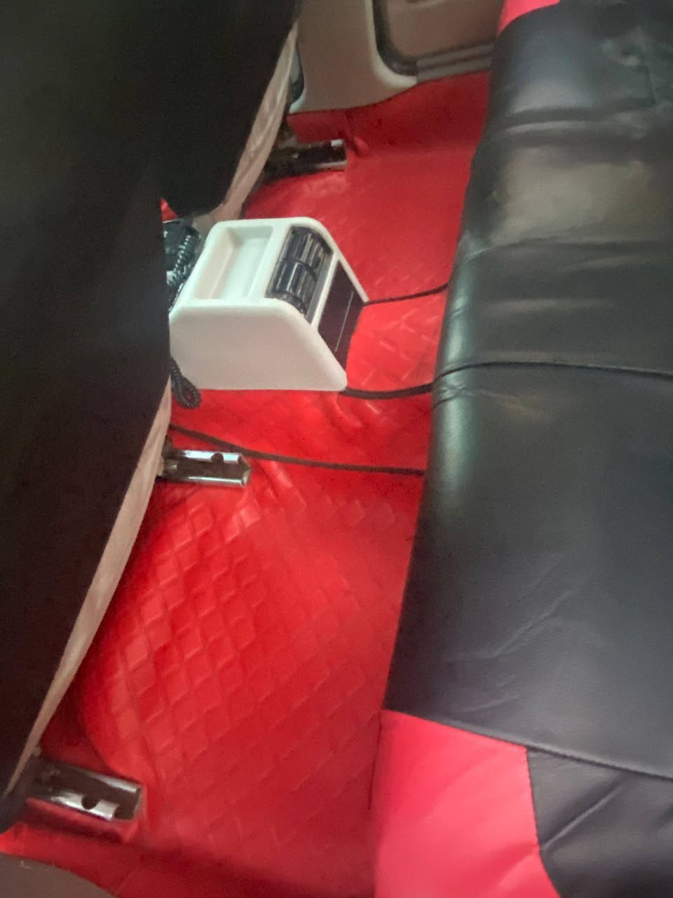 السلام عليكم بي ام موديل موديل 91 سياره فول مواصفات للاخير على وضع الشركه لا ضربه ولا تبديل سياره بيها طخه بسيطه بالشاملغ الاماني سياره مال جني اللي ياخذها يترحم لي العنوان بغداد الامين الثانيه باسمي تحويل ثاني يوم رقم بغداد دولي نتصل*********** وبخير ويتدلل السعر 65 وبيها مجال حق الجيه
