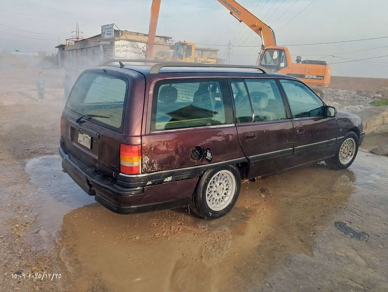 السلام عليكم  اخوان سياره  وميكه حجم 26 كير محرك شرط جديد.   سياره حلوه سنويه بيضه بيها واجها  شرط. تحويل سياره جاهزه  سعر 12بيها مجال. عليها  غرامه100ينزل من سعرها *********** عنوان. الكسك
