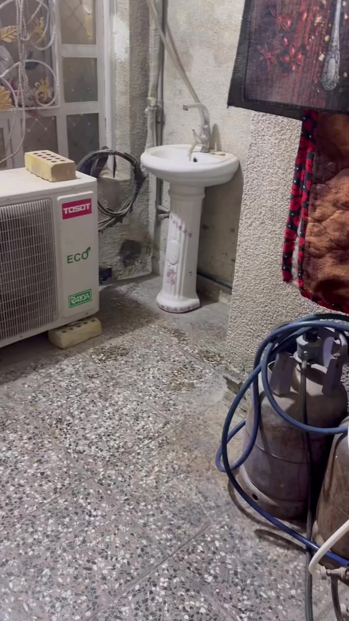 سلام عليكم بيت للبيع قاطين مساحة 75متر في الزعفرانية الشيشان خابرني وبخدمتك ***********
