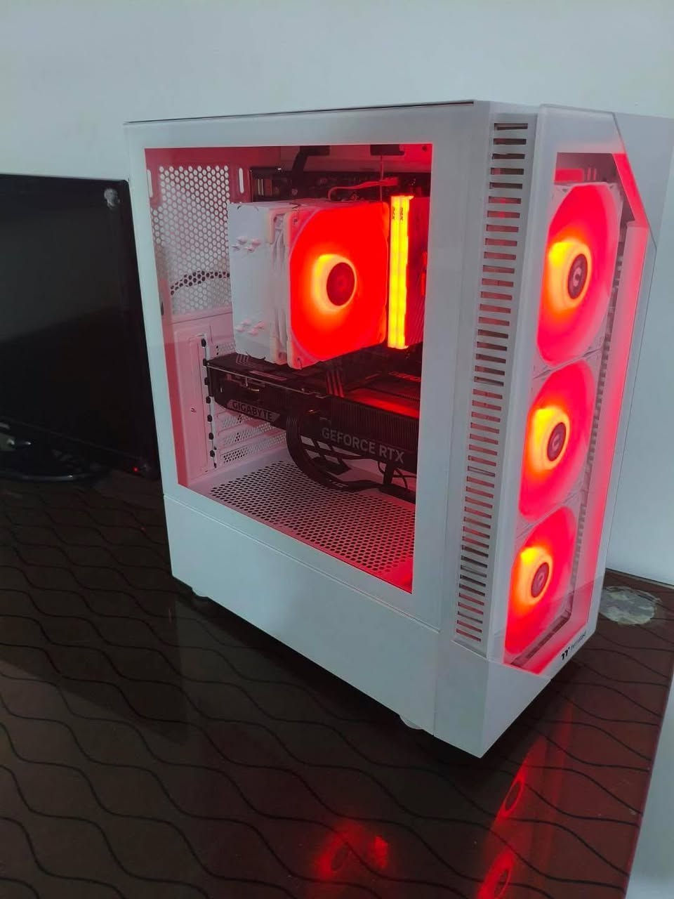 المعالج: AMD Ryzen 5 7600X
اللوحة: Gigabyte B650M S2H (الإصدار 1.2)

الذاكرة (RAM): XPG DDR5 سعة 32GB (2×16GB) بسرعة 6000MHz RGB

التخزين: A-DATA SSD M.2 سعة 1TB (LEGEND 710)

مزود الطاقة (PSU): XPG Core Reactor II قدرة 750W (شهادة Gold)

كرت الشاشة: Gigabyte GeForce RTX 5070 سعة 12GB

الكيس: Thermaltake View 200 TG ARGB لون أبيض

سعر 2 مليون و 300 وبيا مجل بكي دمان 5 اشهر


**إذا كنت صاحب هذا الإعلان وتريد حذفه لأي سبب، رجاءا أرسل رسالة إلى الدعم الفني**