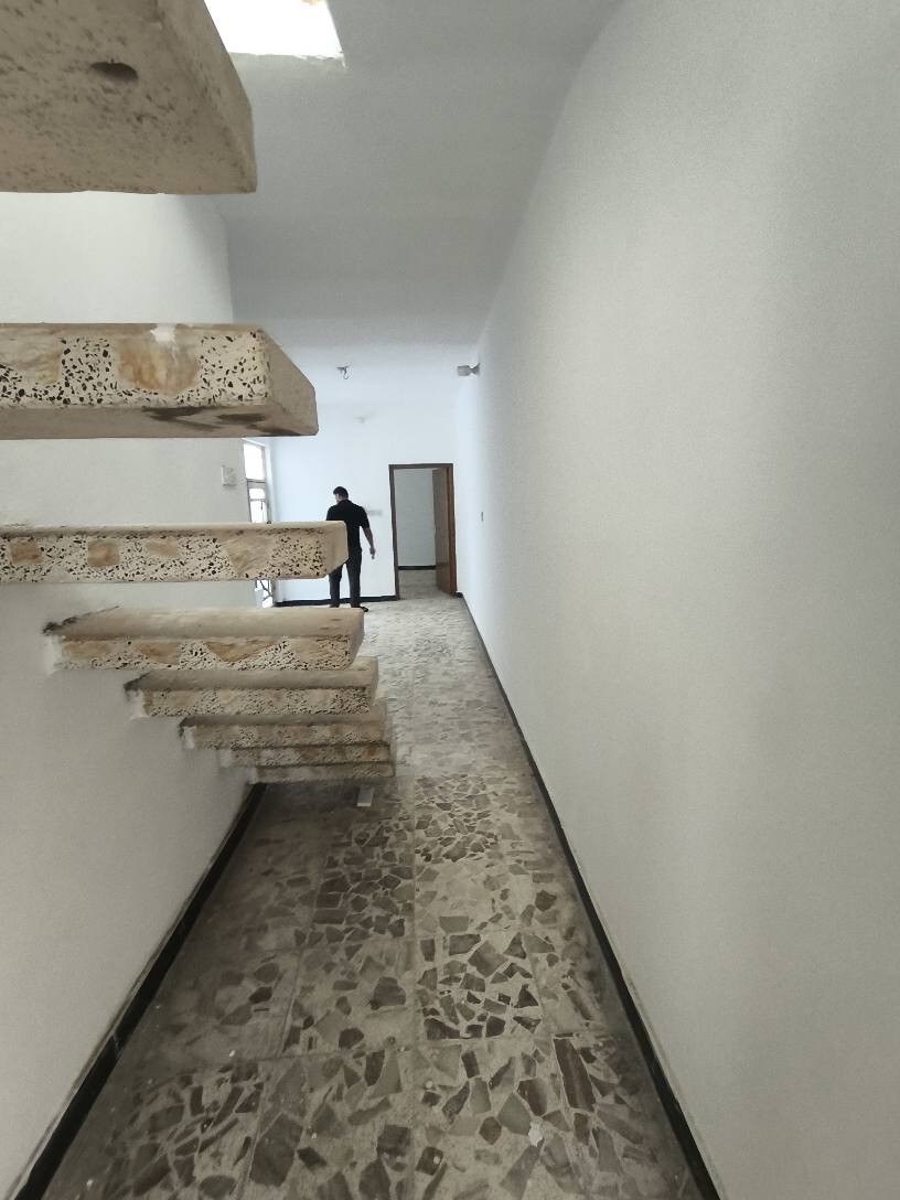 دار 100م حي الوفاء منطقة 40 خلف شارع المطار بناء شيلمان نظيف كاشي وسيراميك يتكون من غرفه وصاله ومطبخ واستقبال وصحيات السعر 115 بي مجال 
للاستفسار اكثر اتصل ***********
