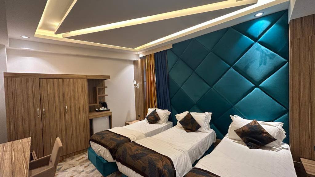 فندق كربلاء بلازما يستقبلكم بكل وقت وبكل حب تجربة واحدة تكفي ان تكون زبون دائمالعنوان: كربلاء - باب بغداد - مقابل سيطرة الكفيل للحجز والاستفسار: رقم الواتساب ***********
