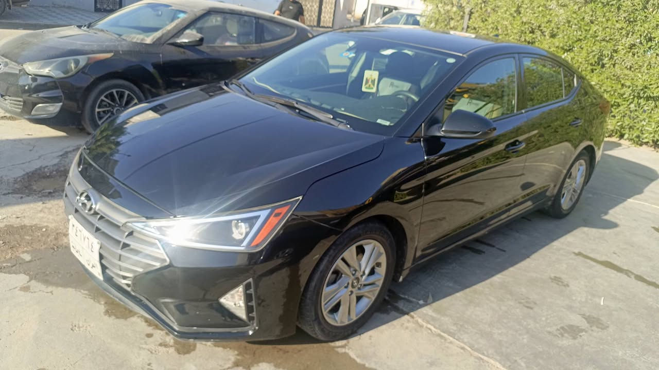 النترا موديل 2020 سليمانيه وارد امريكي حادها قبق جنطه وبيها صفحة اليمنى صبغ اثر شخط مال واحد شريف شخطها من الطول للطول وصبغتها بس بدون حادث سياره كلش جديده ماشيه  40ميل مواصفات تحكمات وحساسات وشاشه ومانع انزلاق وتحكمات 
مكان السياره زيونه موبايل ***********, للعلم ممتواجد ع الفيس الشراي يتصل ويأمر 
السعر 125$
