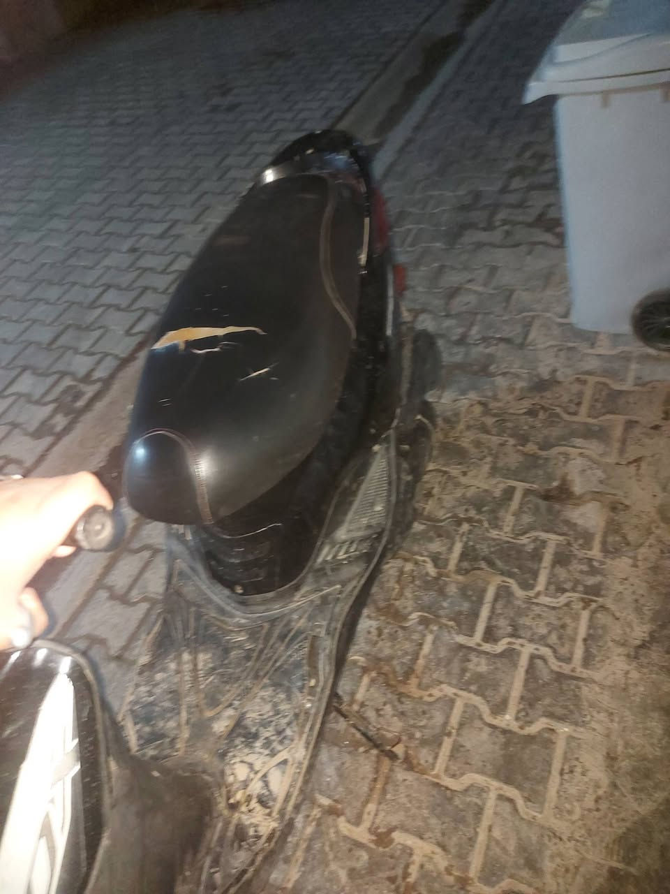 سلام عليكم دراجة بغبغاء نوزل  للبيع الدراجة خير من الله من سحبهة مكينته كاتم مال صوت الدراجة كفرهة شوية تعبان بس يمشي  الصبح نكرة سلف يرادلهة ترتيب بسيط الدراجة رايدهة ب 425  وبيهة مجال حك الجية مكاني بغداد جديدة رقم ***********
