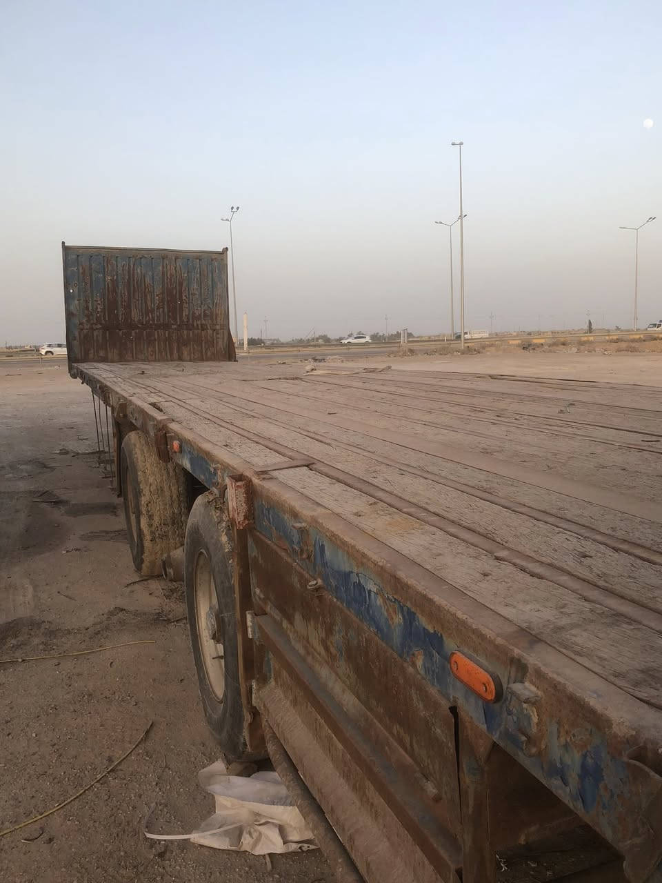 السلام عليكم عربانه للبيع اوربيه نشره كامله بريك بنزات جدد طوله ١٢.٥ ثلاجه مطبخ كامله السعر ٢٧ وبيهه مجال ***********
