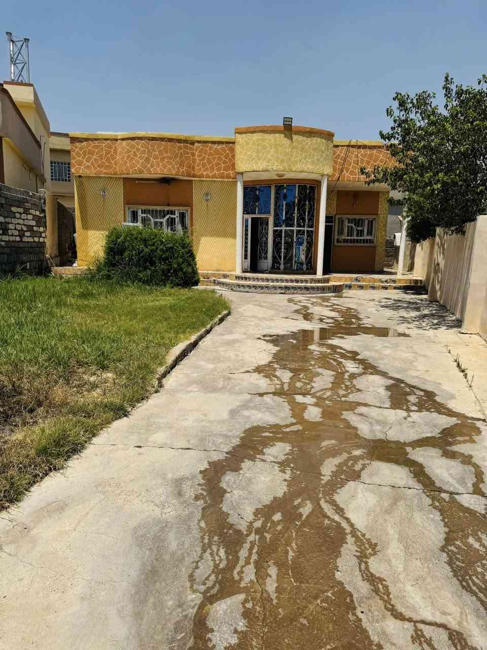 السلام عليكم
بيت للبيع المساحة ٢٣٠بناء 
يتكون من ثلاث غرف نوم عد هوال ٢
صحيات داخلي ربعة مطبخ حاروبارد
العنوان القيارة السوسه قرب السوق 
المساحة الكلي٦٠٠متر
***********
