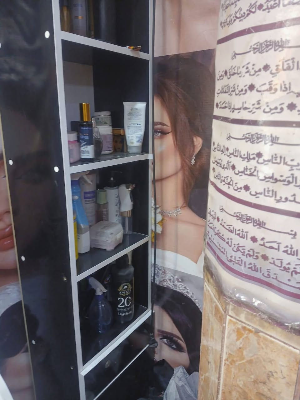 صالون نسائي  للبيع دافعين إيجار سنو
سبب البيع عدم التفرغ  عندي صالون ثاني 
موثث من. كل شي
ميز تركي مرتب 
تخم جلد تركي مرتب 
مغسلة شعر  كبيره
 كرسي حلاقة 2 
عارضة اصباغ
 مواد تجميل مكياج تسريحات 
مروحة سقفية
گدر شمع
هيدروفيشل جهاز تنظيف بشره 
سشوار كاويه. مشط حراري برم ناعم خشن 
جهاز حراري ميش 
 جهاز تاتو مع ملحقاته
  غلاية
 تانكي ماء
 ستول
 يعني متخسر. گشايه   تباشر بالعمل.
اوكسجينات  بلوندر ات اصباغ عارضه  كامله
بوسترات   اعلان الصالون يبقئ مينشال
السعر 5مع الإيجار السنوي 
***********
