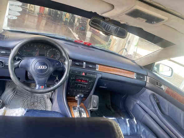 السلام عليكم 
للبيع Audi A4
موديل 2000
محرك V6
كير اوتو Tiptronic
سياره كلش نظيفه 
كهربائيات كلها شغاله و بلاديه بدون جطل
داخل جلد 
سلايد طكتين 
تخم ويل كب بلادي 
و بعد بيها هواي مواصفات
رقم دهوك بأسمي سنويه 2030
السعر ٥٠.  أو مراوس
بيهة مشكلة بل تنميرة مال كير بس
مكاني بغداد البياع

علي ***********
