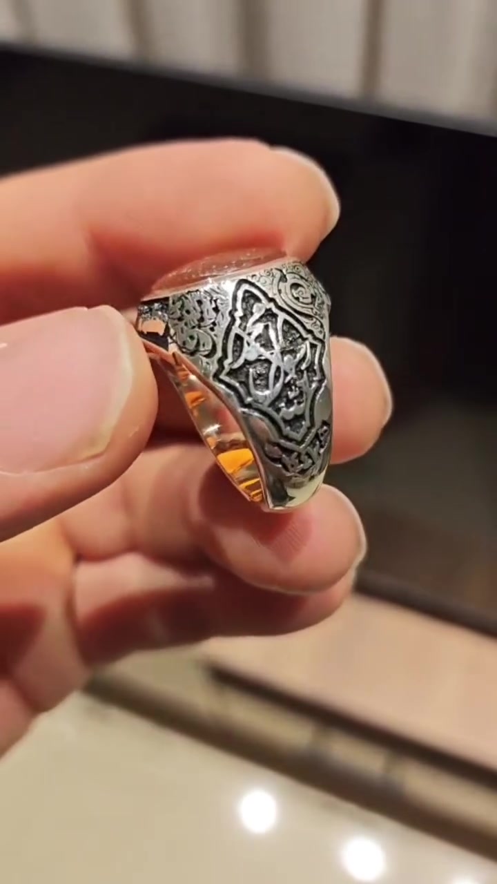 💍خاتم بحجر العقيق اليماني المشمشي 
🔨صياغة #روح_الأصفهاني قلم زني 
خط الحجر الاستاذ #بديع سورة الفاتحه المباركه 
مقاس الخاتم ٢٣ 
مكاني ناصريه توصيل متوفر


**إذا كنت صاحب هذا الإعلان وتريد حذفه لأي سبب، رجاءا أرسل رسالة إلى الدعم الفني**