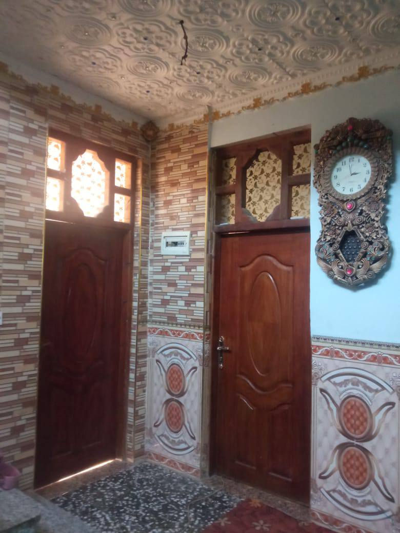 السلام عليكم. دار البيع المساحه ٢١٠متر منطقه المعميره قرب ثانويه التراث يحوي على غرف نوم 4*4واستقبال 7*4وهول  6.5*4.5 ومطبخ. 4.5*3.4 ويحتوي على طابق ثاني بدون صب هيكل وصحيات داخلية وخارجية وحديقه القطعه 14*15السعر ٥٥ للاستفسار الاتصال على الرقم ***********
