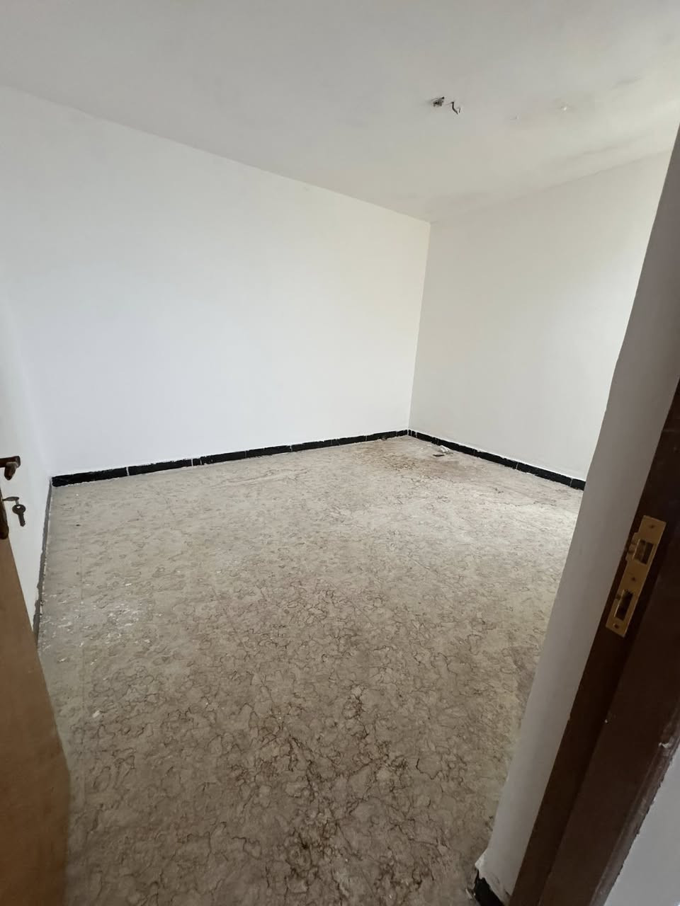 يالله السلام عليكم يعلن مكتب بركات الزهراء عن وجود دار طابو زراعي سند 25 مساحته 100متر بناء طابوق مسلح 
يتكون من غرفه استقبال مطبخ صحيات صاله 
الطابق الثاني غرفه نوم
موقع الدار حي المصطفى شارع الجامع 
جميع الخدمات ماء كهرباء تبليط البيت ركن عرض الشارع 12متر 
ملاحظه البيت فارغ حاليا بناء حديث سنه 24
السعر 68مليون بي مجال بصيط
الاتصال ***********
