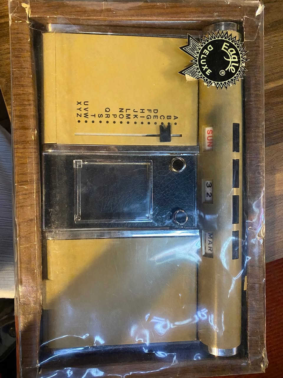 للبيع قطعة Vintage نادرة جداً من سبعينيات القرن الماضي، بحالة جديدة بالكامل مع العلبة الأصلية.

ليست مجرد منظم مكتب، بل قطعة فنية كلاسيكية تعكس أناقة المكاتب الفاخرة في زمن كانت فيه التفاصيل تصنع الفارق.

✔ تصميم أوروبي راقٍ
✔ تقويم دائم مدمج
✔ دليل أرقام أبجدي
✔ حامل ملاحظات وأقلام
✔ حالة جديدة وغير مستعملة

من الصعب جداً العثور على هذه القطعة اليوم بهذه الحالة الممتازة، مما يجعلها مناسبة لهواة جمع المقتنيات الكلاسيكية وأصحاب المكاتب الراقية والمقاهي ذات الطابع التراثي.

السعر: 100 دولار

للجادين فقط، فالقطعة مميزة وتزداد قيمتها مع مرور الزمن

واتس اب للتواصل ***********

