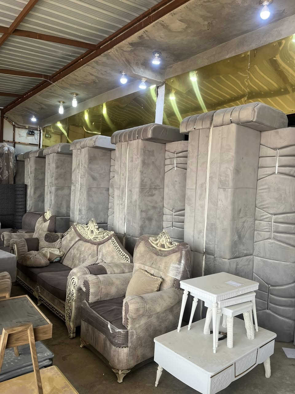 على بركه الله وجبه ديوان جديده حسب الطلب والمساحه جديد مع الضمان الحقيقي في مجمع العبد الله التجاري العنوان طريق كوت بغداد قرب من شركت التاج 
توجد جميع القياسات و الالوان 
للتواصل ***********او واتساب
