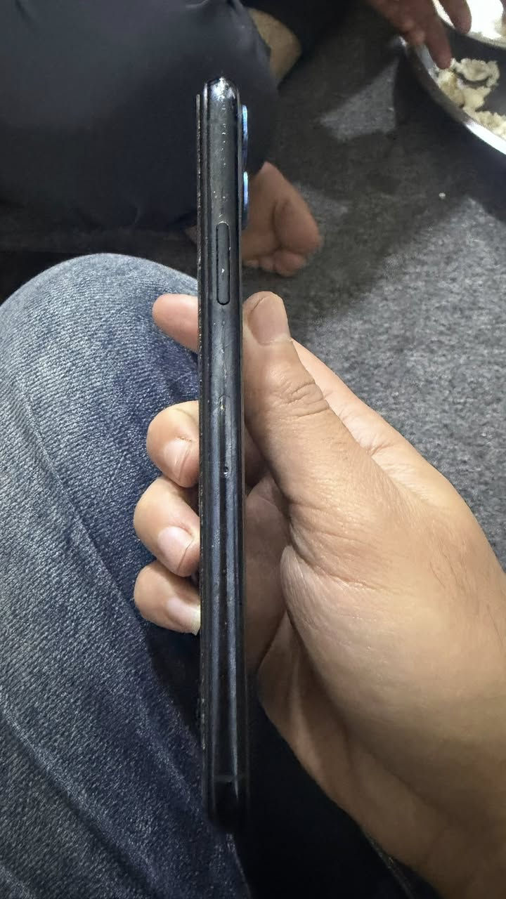 سلام عليكم ايفون ١١ برو ماكس لون زيتوني
بطارية ٧١  مبدل شاشه اصلية 
سعر ٢٠٠وبي مجال 
***********
