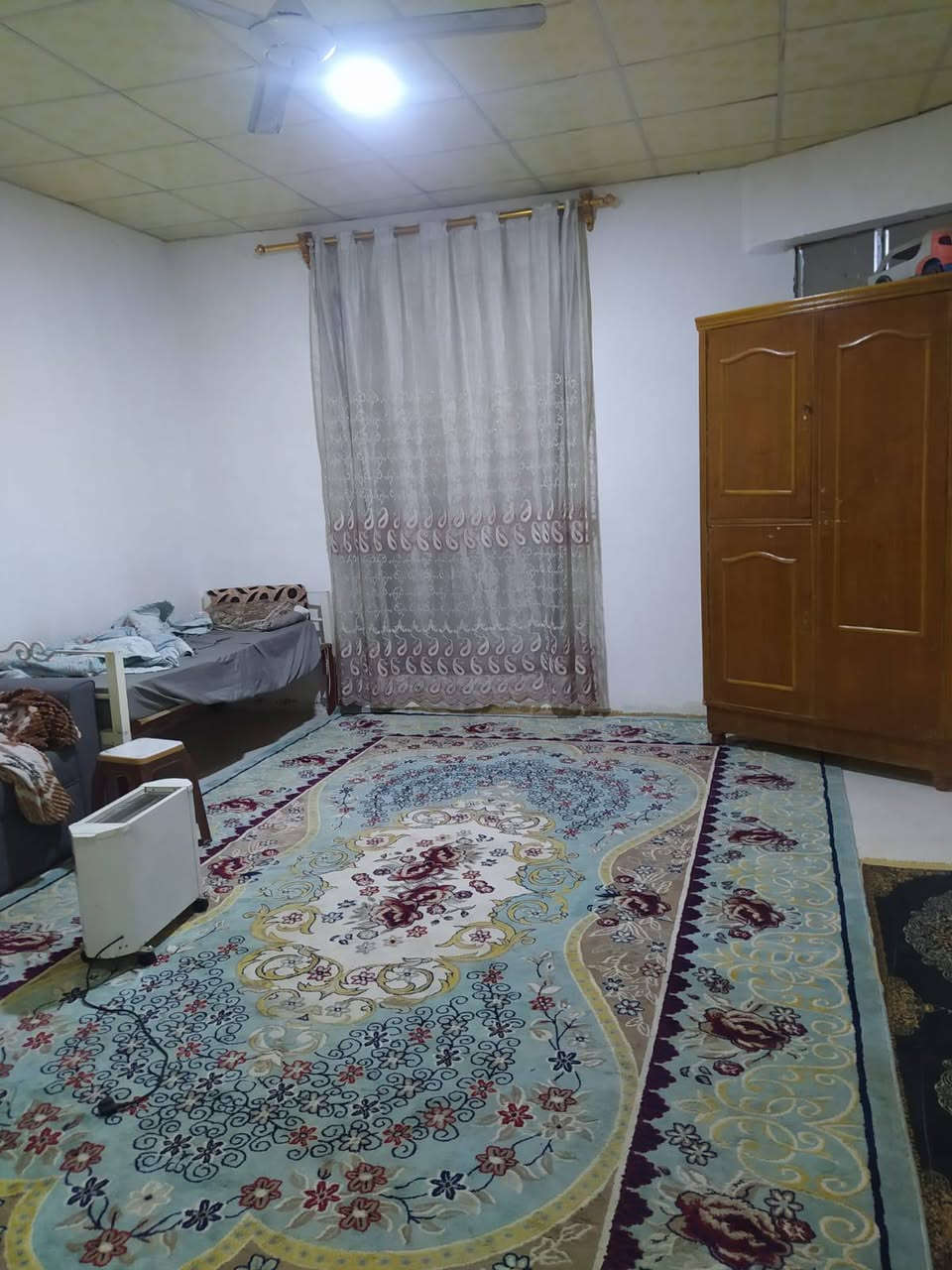 #اسعد_الله_اوقاتكم_بكل_خير⁉️👋 
#البصره 
دار للبيع 
مساحه 200 م 
حي الزيتون شط المحجر
طابو زراعي عراقي سند 25 
راعي الأرض نفس المنطق 
غرف نوم عدد 2
ديوانيه و صاله 
مطبخ و صحيات 
الطابق الثاني 
غرف نوم عدد 2
صاله و صحيات 
بناء بلوك الجريان
ماء كهرباء مدارس قريب 
شارع 10 م 
السعر 145 و بي مجال 
هاتف ☎️ ***********☎️
