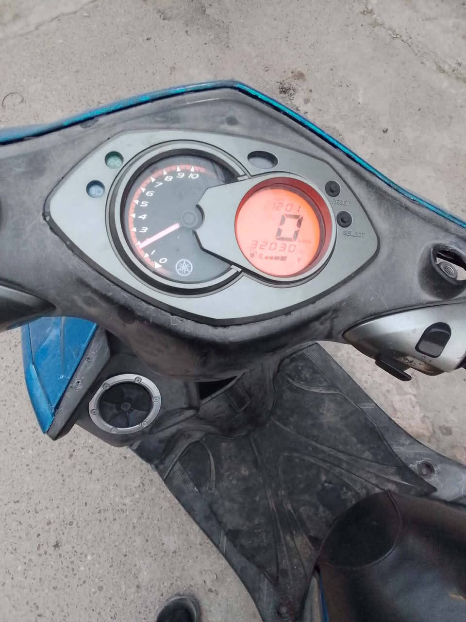 سلام عليكم دراجة سكنز فحل كابريتر دراجة نضيفه كهربايات كله شغاله دراجة مال طالب يروح ويجي بيهة اني مكلف بل نشر السعر 550 وبيهة مجال حك الجيه هاذ رقم الولد اني مكلف بل نشر *********** (حسام) وشكرن مكاني بغداد البياع تقاطع درويش
