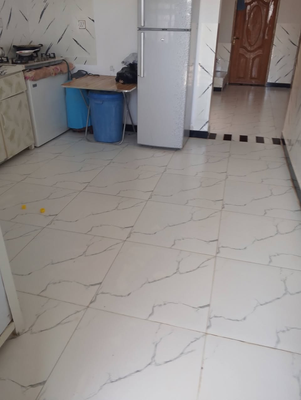 السلام عليكم بيت للبيع مساحته 160بناء طابوك السكف عكاده طريق أبو الماش حي الحسين ***********

