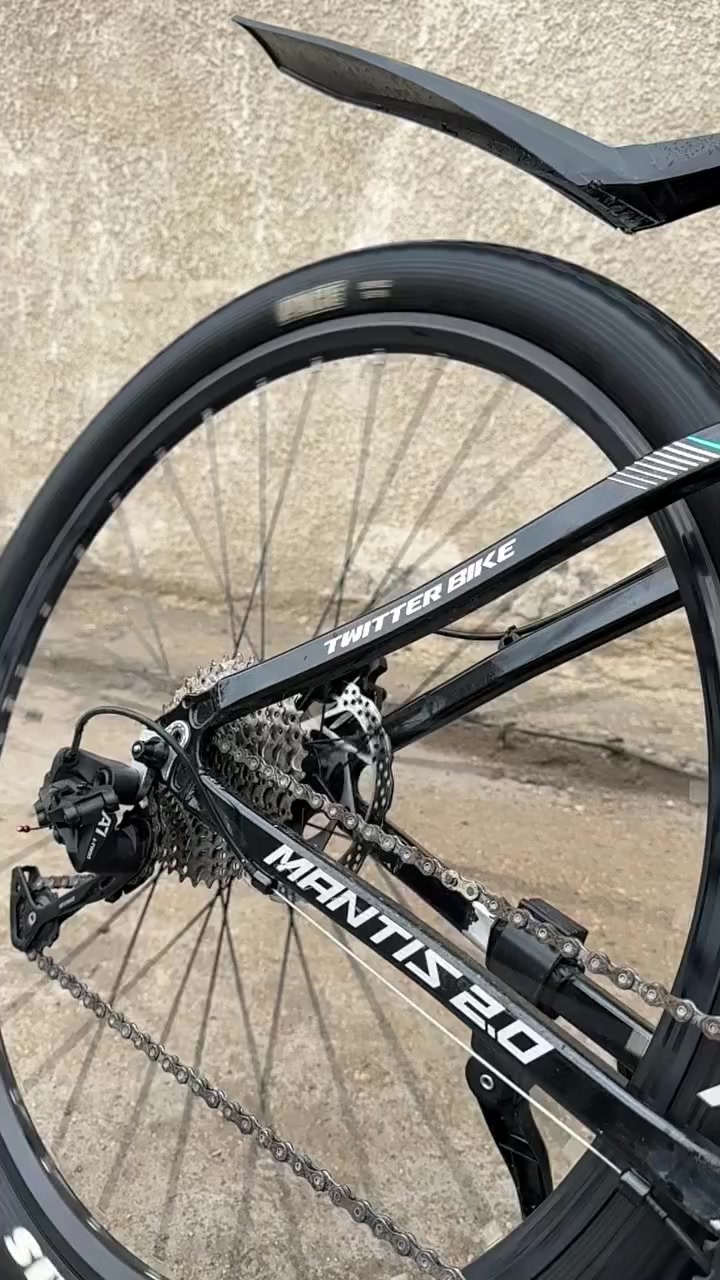 للبيع: دراجة Twitter Mantis 29 (30 Speed)
دراجة جبلية بمواصفات عالمية، تجمع بين المتانة وخفة الوزن.

• نظام الحركة: 30 سرعة تمنحك تحكم كامل في المرتفعات والمنحدرات.

• الجودة: هيكل ألمنيوم متين بتصميم كابلات داخلية ( مخفيه ) (Internal Cable Routing).

• الأداء: مزودة بـ 6 محامل (Bearings) لأداء سلس جداً وصوت دوران مميز.

• الراحة: شوكة أمامية (Double) مع ميزة القفل والتحكم بالمرونة.

تايرات: MAXXIS اصليه ثبات عاليه بكل طرق 

السعر 300 الف قفل 

عنوان بغداد اعلام 

هاتف : ***********
