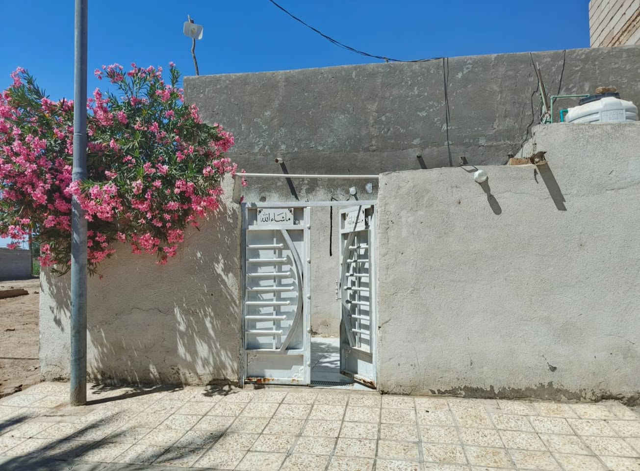 السلام عليكم بيت للبيع 100متر مربع
يحتوي عل غرفه وصاله ومطبخ وتخاريج صوب ال علاوي السعر 20وبي مجال  وتساب ‏‪***********‬‏
