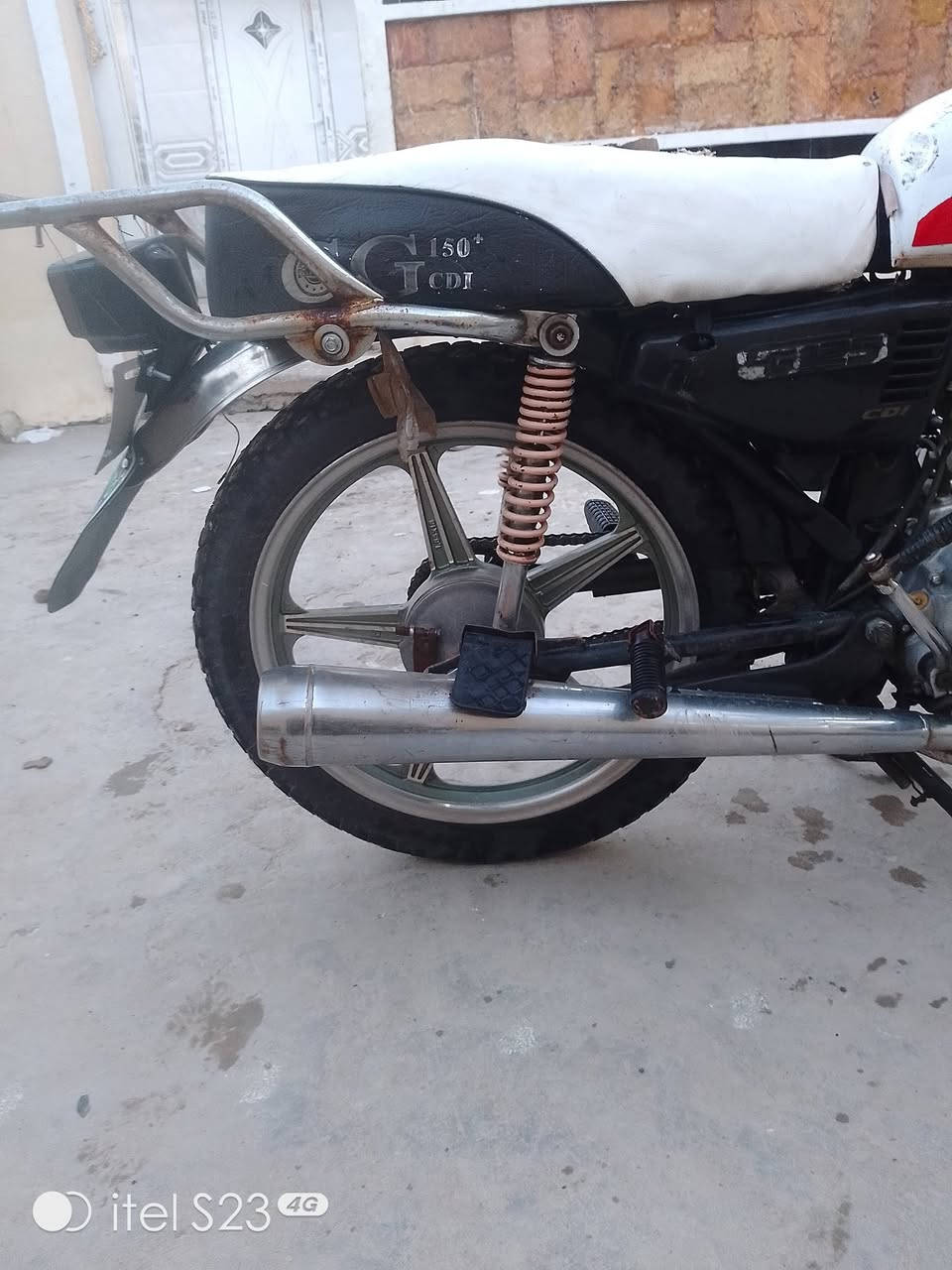 السلام عليكم للبيع دراجة سيفان 19كامله مكمله اوراق ومحرك خير من الله وكهربيات كامله  مكمله تايرات جديد اوياله جدد دبلات صدر جديد التصال على الرقم ***********وسعره جوه السوك 260
